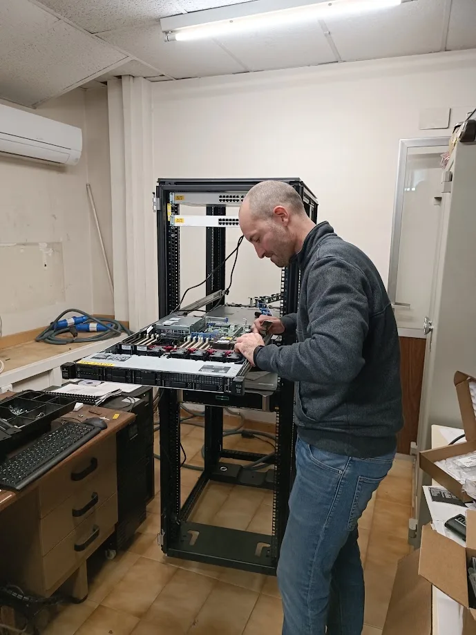 Técnico trabajando en los componentes internos de un servidor en rack